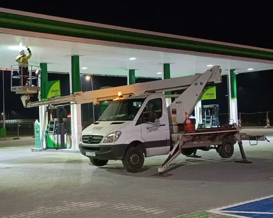 Podnosnik koszowy Krakow wynajem zwyzki 24h