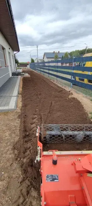 Zakładanie trawników glebogryzarka koparka