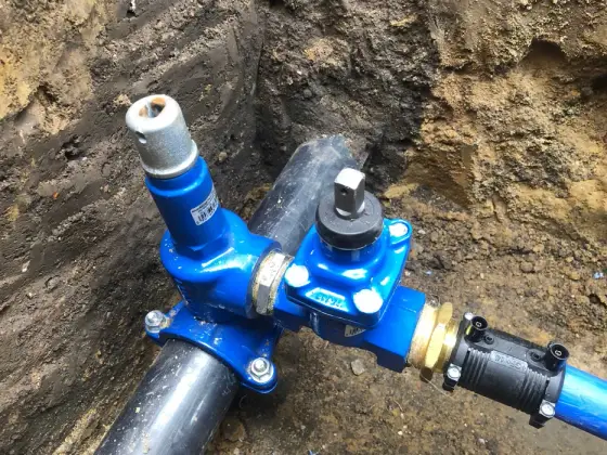 Przyłącza wodne i kanalizacyjne. Zbiorniki i instalacje deszczowe.