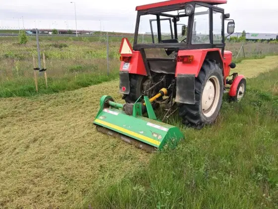 Koszenie trawy kosiarką bijakową