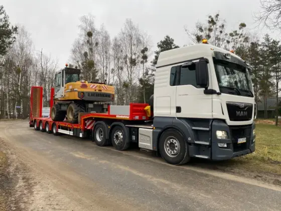 Transport niskopodwoziowy ponadgabarytowy maszyny koparki