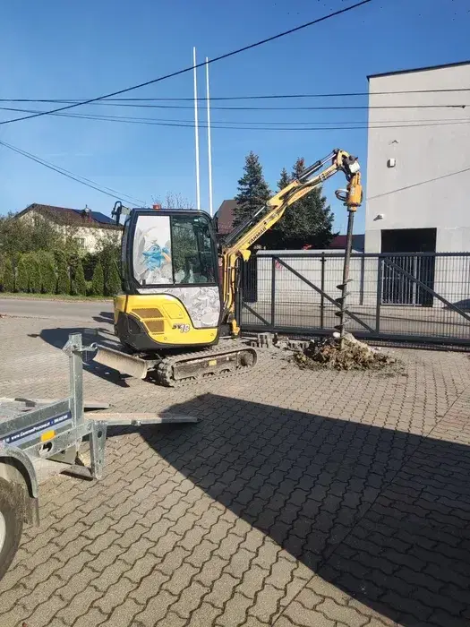 Usługi wiertnicą głębokość do 2,2m.Wiercenie pod słupki drzewka