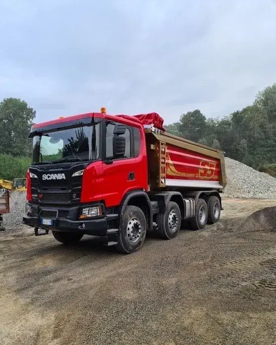 koparko ładowarką JCB oraz koparka obrotową 15 samochody wywrotki