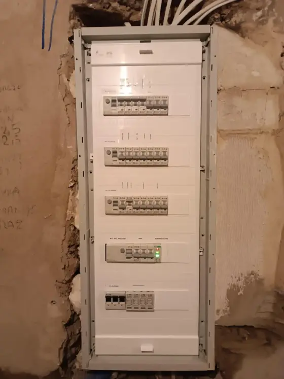 Montaż i remont instalacji elektrycznych