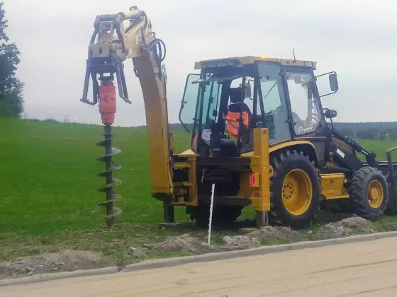 Usługi minikoparką koparko-ładowarką z wiertnicą